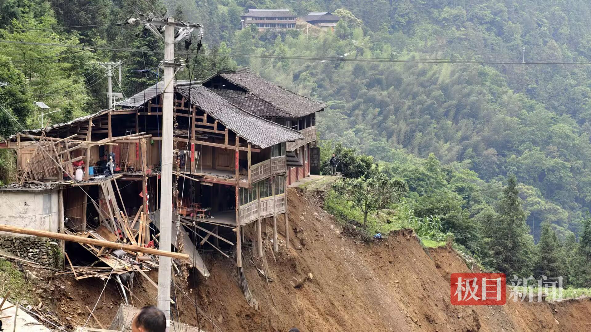 极目新闻记者直击广西龙胜县山洪泥石流灾害救援现场，有几幢木制房屋地基已基本悬空
