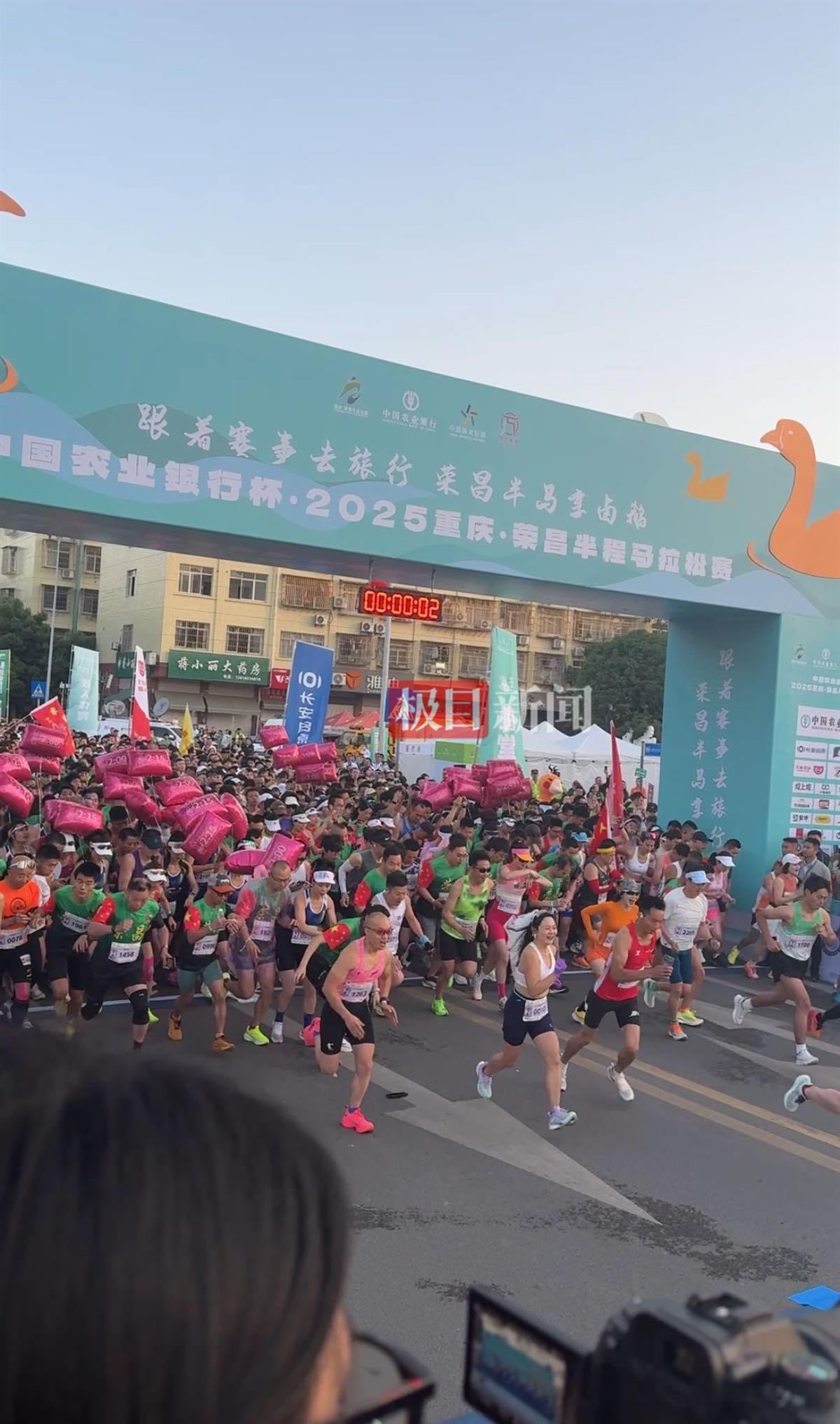 荣昌半马后政府食堂再排长队，运动员和游客前来品尝卤鹅