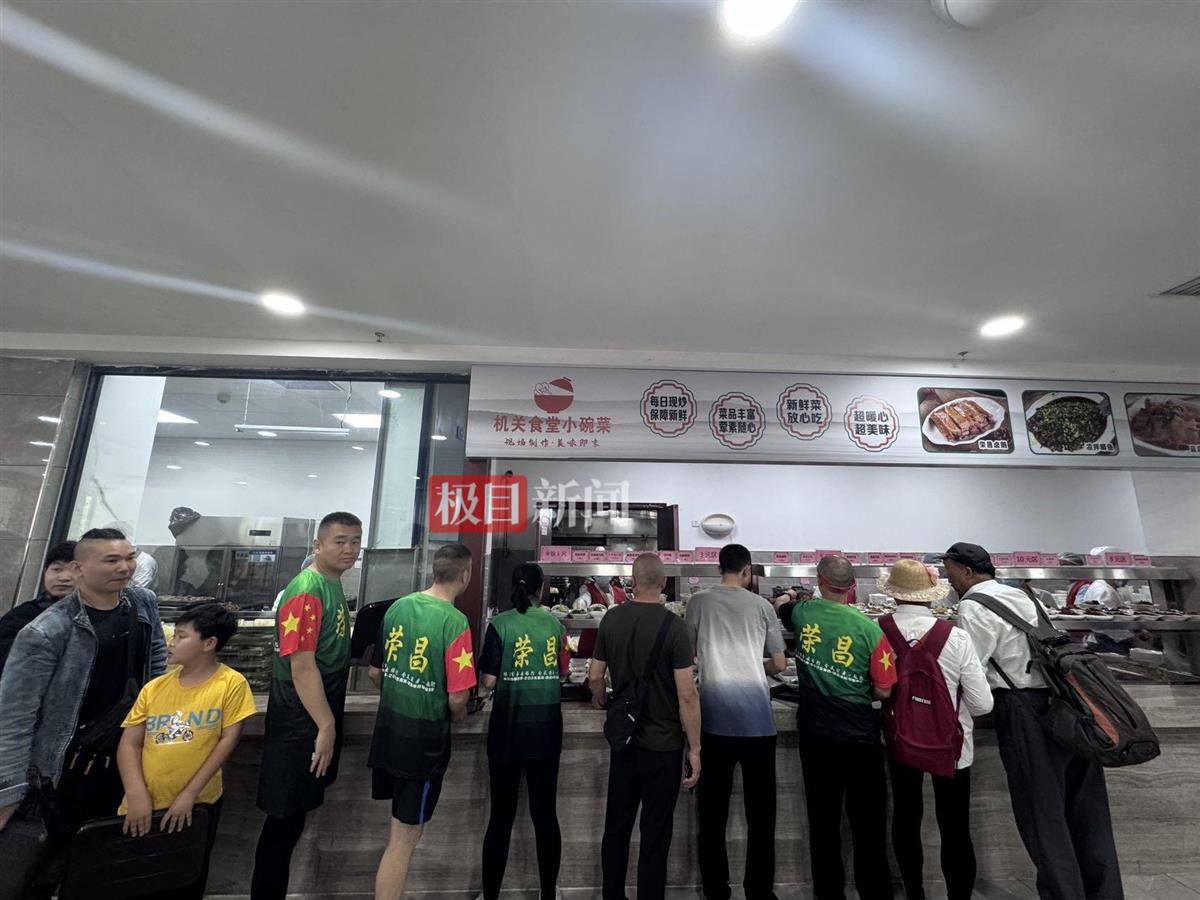 荣昌半马后政府食堂再排长队，运动员和游客前来品尝卤鹅