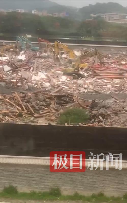 居民称耗资上亿元的违建豪宅“英之园”已开始拆除，多台挖机正在作业，官方回应