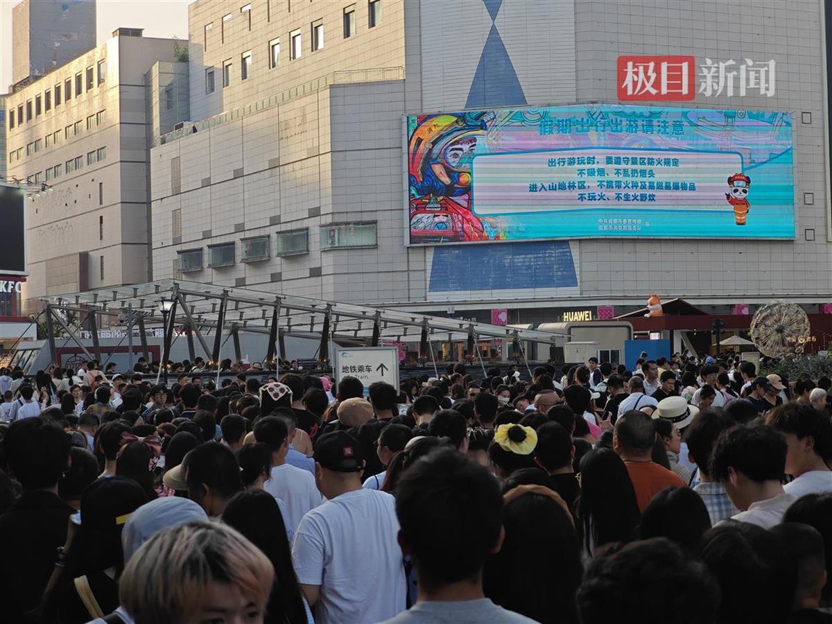 三条步行街的对话②丨成都春熙路：不断“上新”的城市会客厅，晚11点餐馆还排队41桌