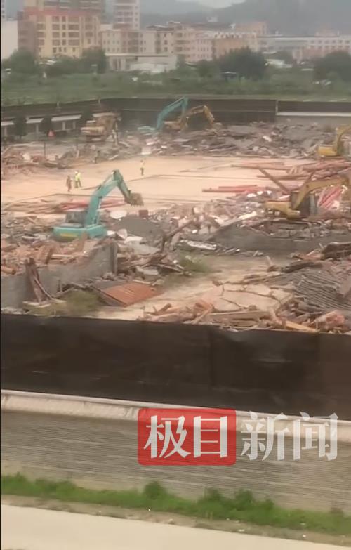 居民称耗资上亿元的违建豪宅“英之园”已开始拆除，多台挖机正在作业，官方回应