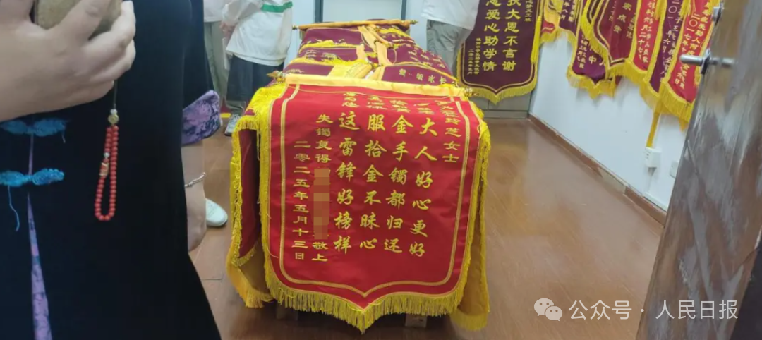 女子菜市场买青菜，竟收获“天价赠品”！价值4万元