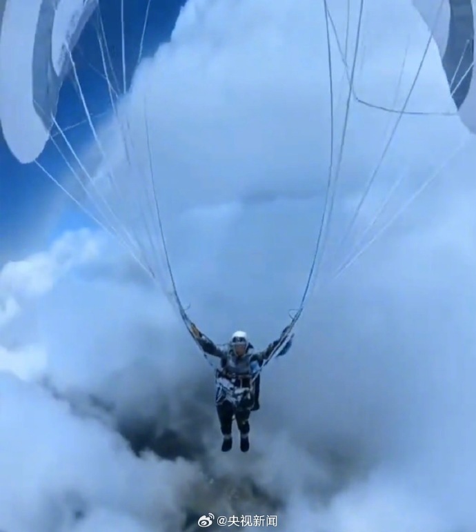 最新！有关部门调查滑翔伞吸至高空事件