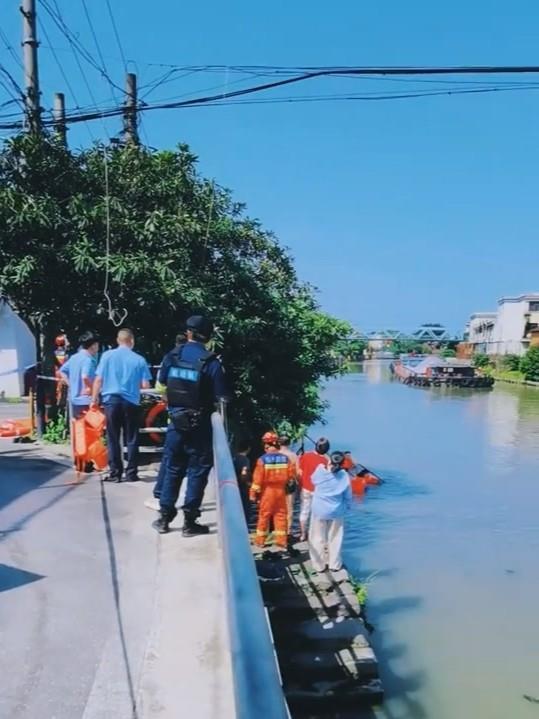 杭州一老人摘枇杷落水身亡，村委会:老人会游泳，被发现时头部有伤，怀疑坠落时曾发生撞击