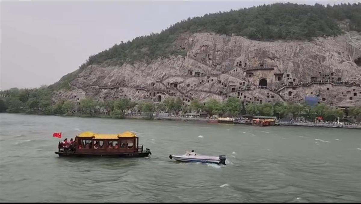 龙门石窟游船大风中失控，救援上演“小艇拉大船”，景区：柴油快艇动力强劲，旅客均平安