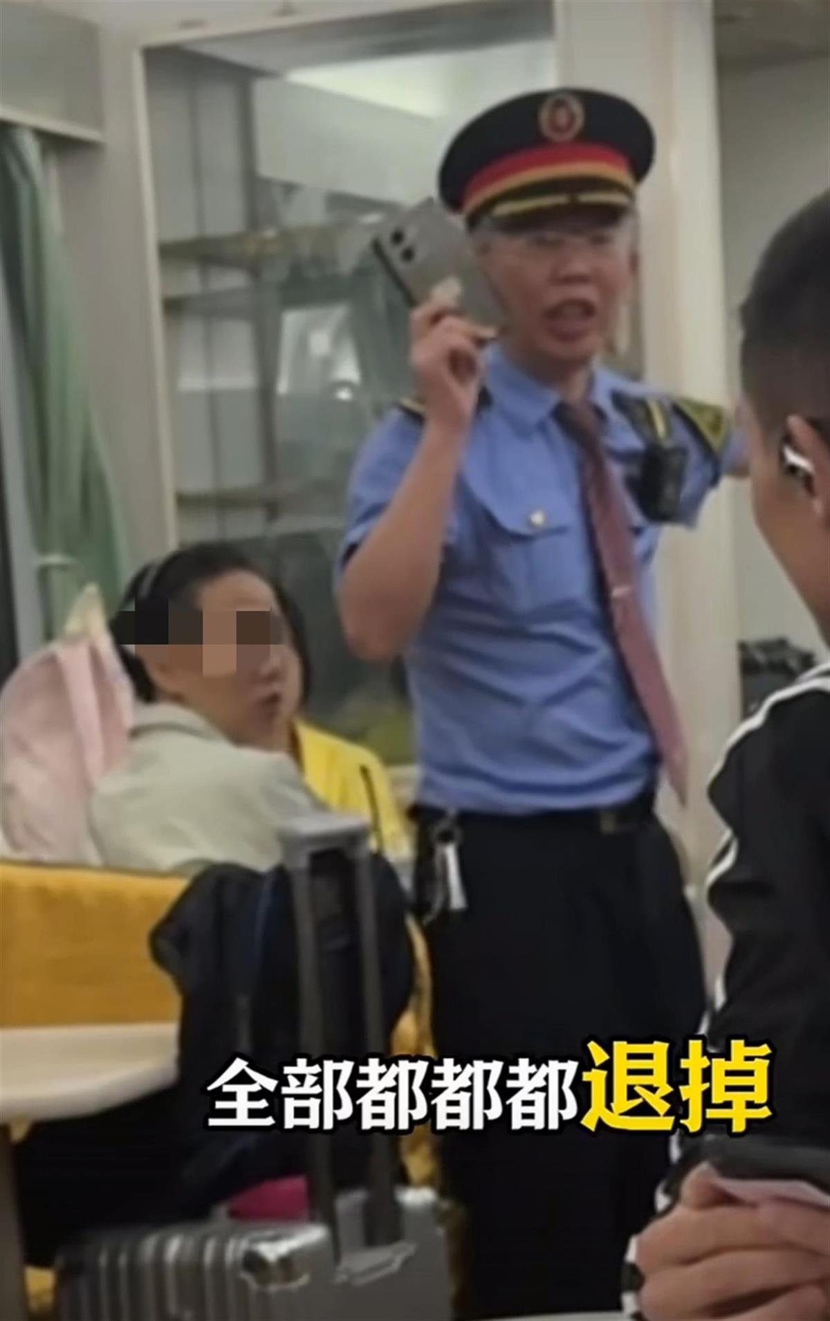 无座旅客被餐车服务员多收费？列车长霸气喊话护客：退钱