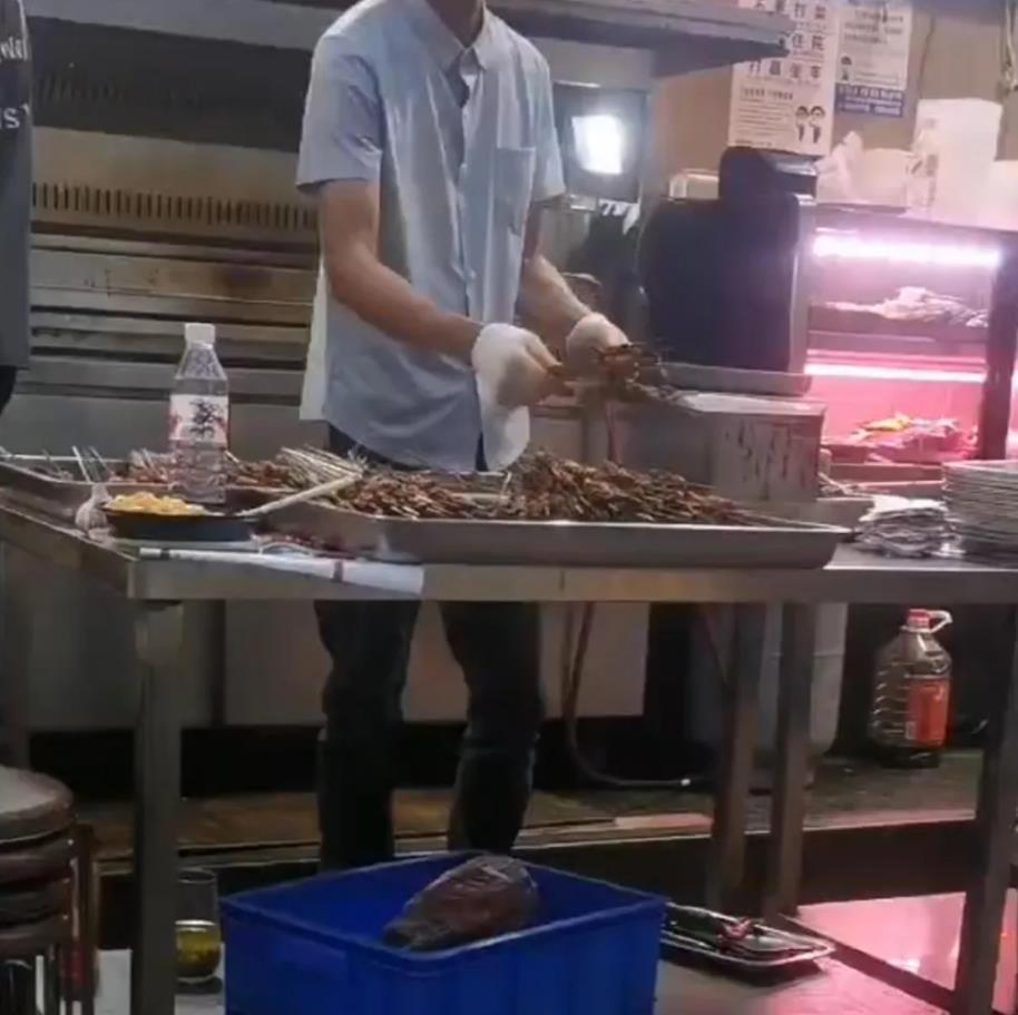 西安一烧烤店泔水桶捞出肉串再烤，当地市监局通报：已责令涉事门店停业整顿