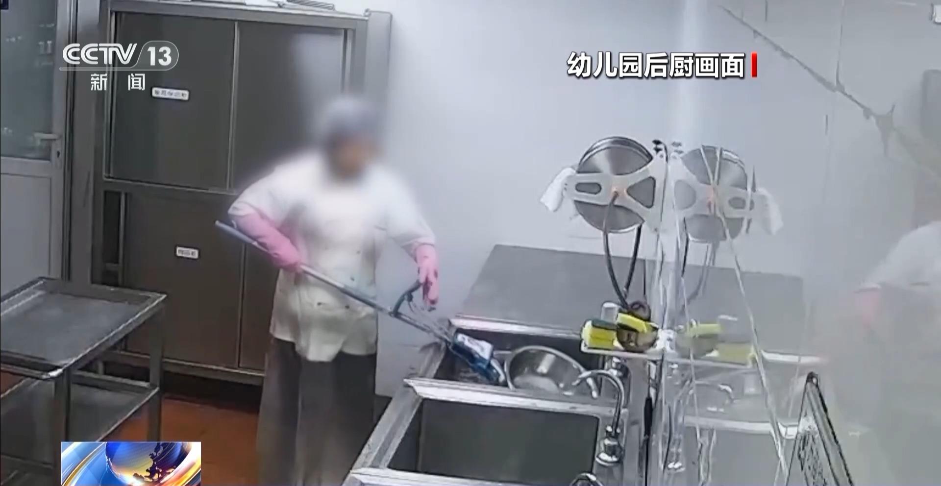 一名厨工在幼儿园洗碗池里洗墩布被辞退，法院：支持！儿童安全重于一切
