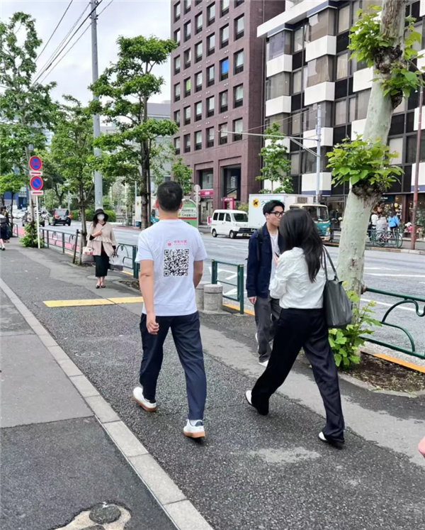 网友日本偶遇刘强东 身穿猪猪侠与京东外卖联名T恤