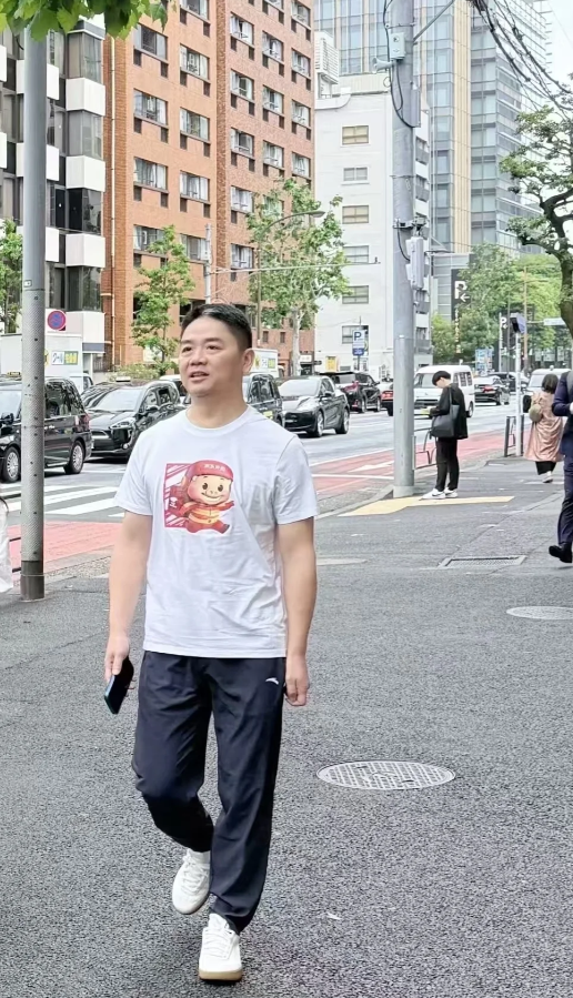 网友日本偶遇刘强东 身穿猪猪侠与京东外卖联名T恤