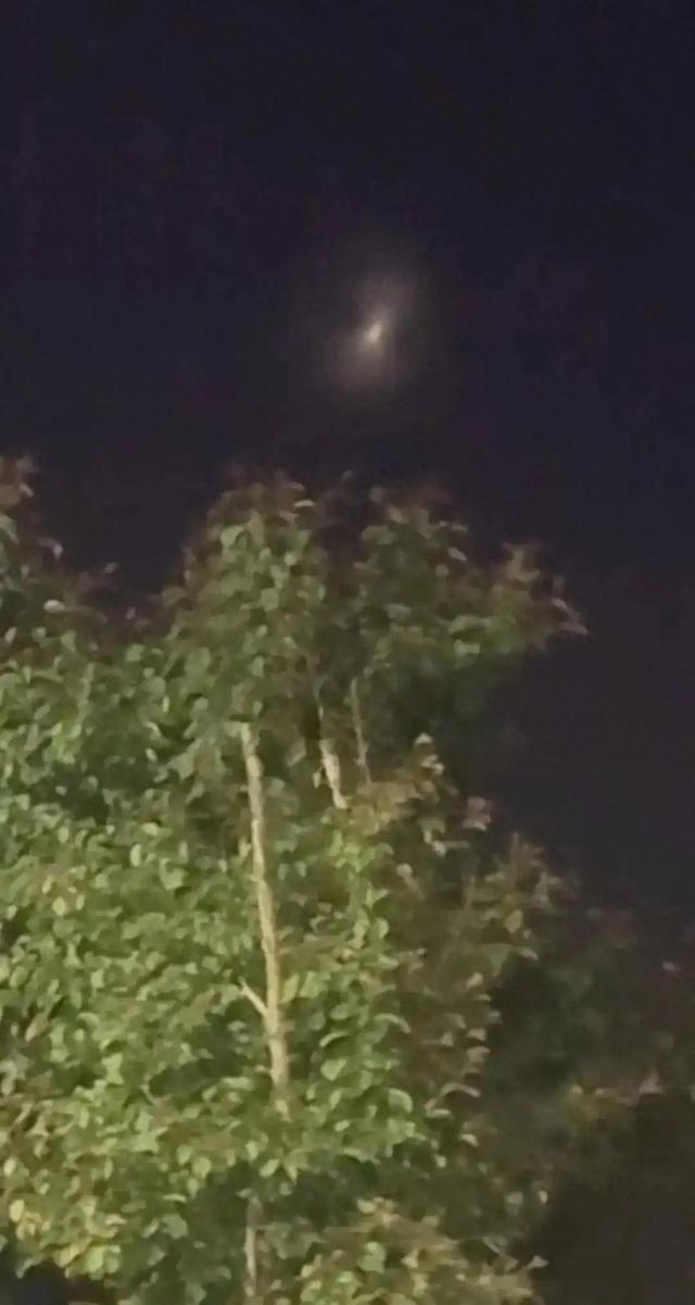 新疆夜空惊现“神秘双扇光”！气象局排除卫星，专家分析三大可能