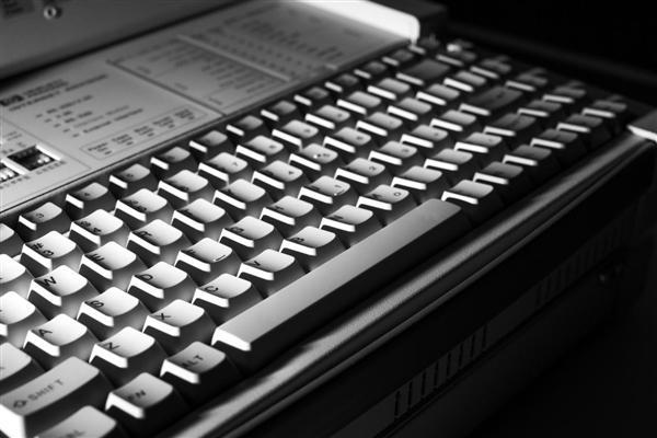 回忆满满！Windows 95安装壁纸4K化：下载体验高清怀旧