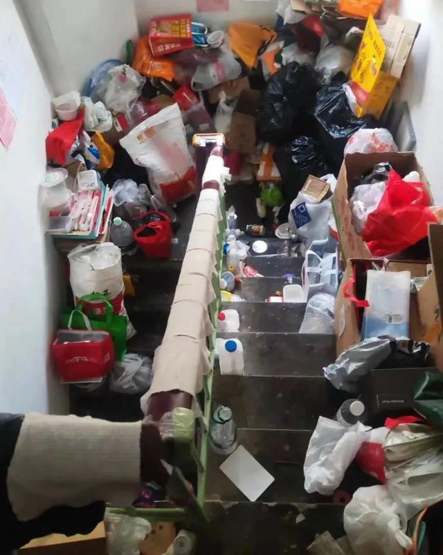 老人将废品堆满楼道邻居被迫搬走 网友：隔着屏幕都不敢喘气
