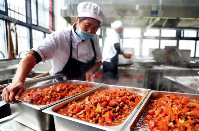 小学校长亲自干食堂，比外包难太多了？