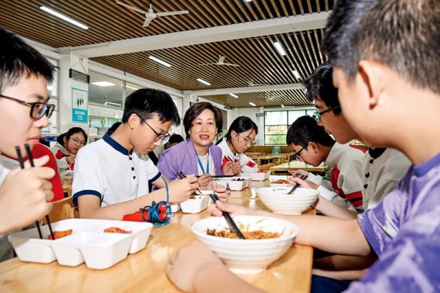 小学校长亲自干食堂，比外包难太多了？
