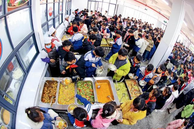 小学校长亲自干食堂，比外包难太多了？