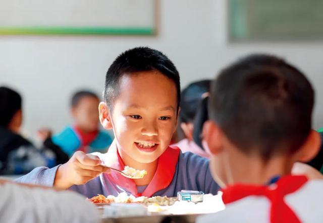 小学校长亲自干食堂，比外包难太多了？