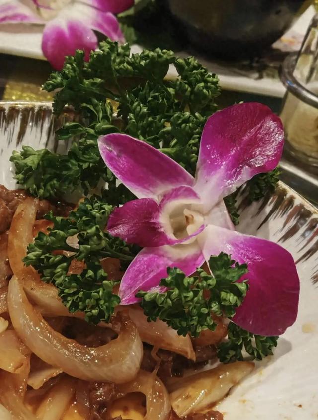 饭店摆盘的粉紫色花，到底是什么？