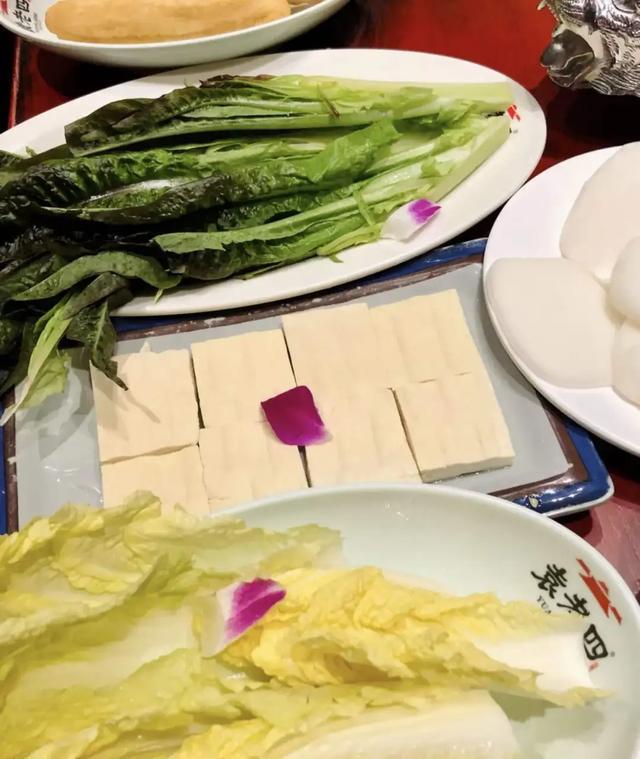 饭店摆盘的粉紫色花，到底是什么？