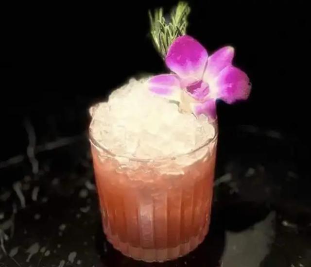 饭店摆盘的粉紫色花，到底是什么？