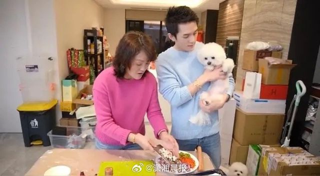 李佳琦回应妈妈直播带货：她说她正是拼的年纪