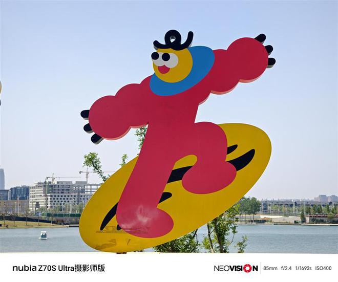 35mm大底镜头来袭！努比亚Z70S Ultra摄影师版评测：今年唯一无孔摄影手机