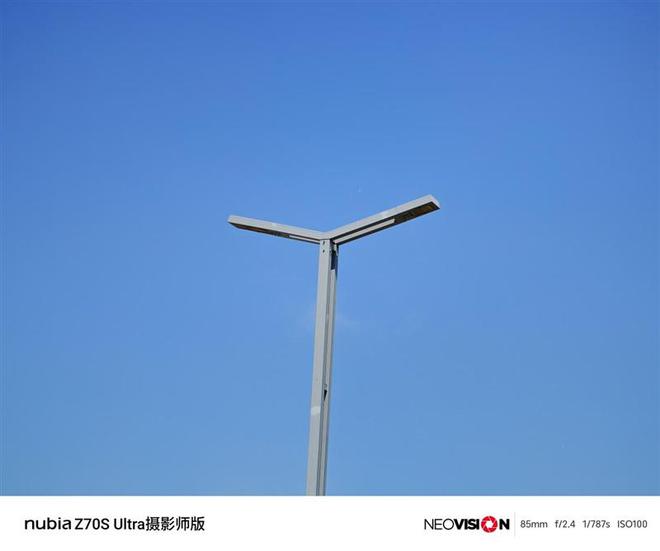 35mm大底镜头来袭！努比亚Z70S Ultra摄影师版评测：今年唯一无孔摄影手机