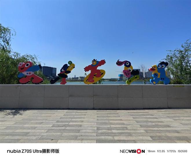 35mm大底镜头来袭！努比亚Z70S Ultra摄影师版评测：今年唯一无孔摄影手机