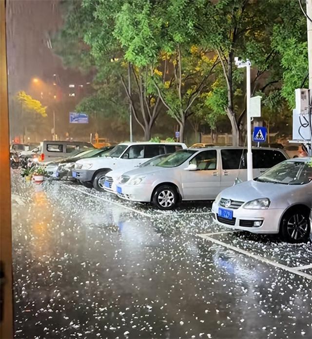 “蛋大”冰雹致车辆毁容！保险能赔吗？河南车主夏季需警惕