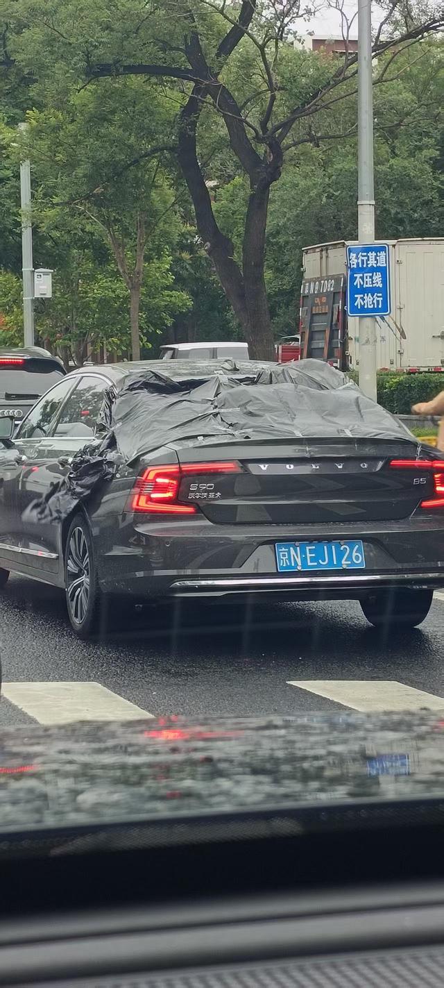 “蛋大”冰雹致车辆毁容！保险能赔吗？河南车主夏季需警惕
