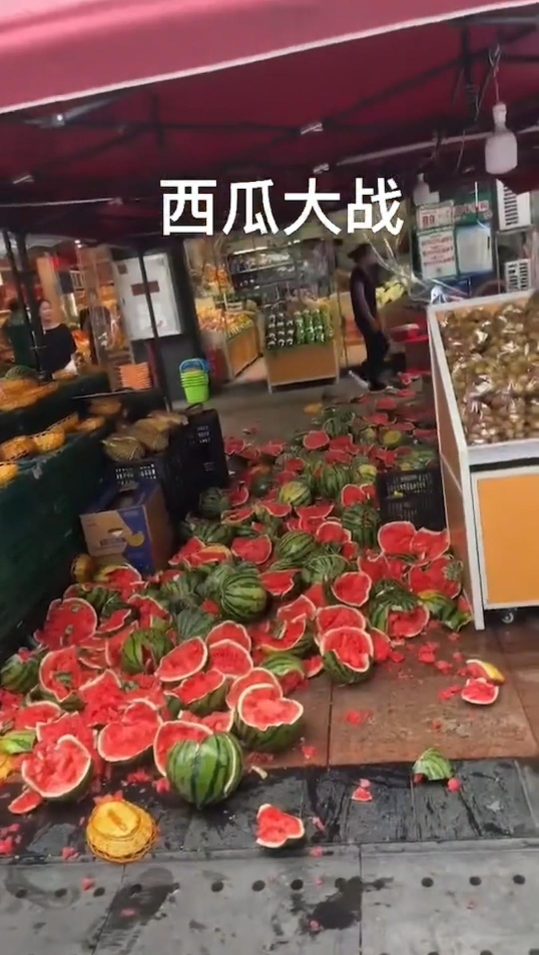 重庆一百果园和鲜丰水果上演“砸西瓜大战”，目击者：后来扔荔枝时还有人去捡