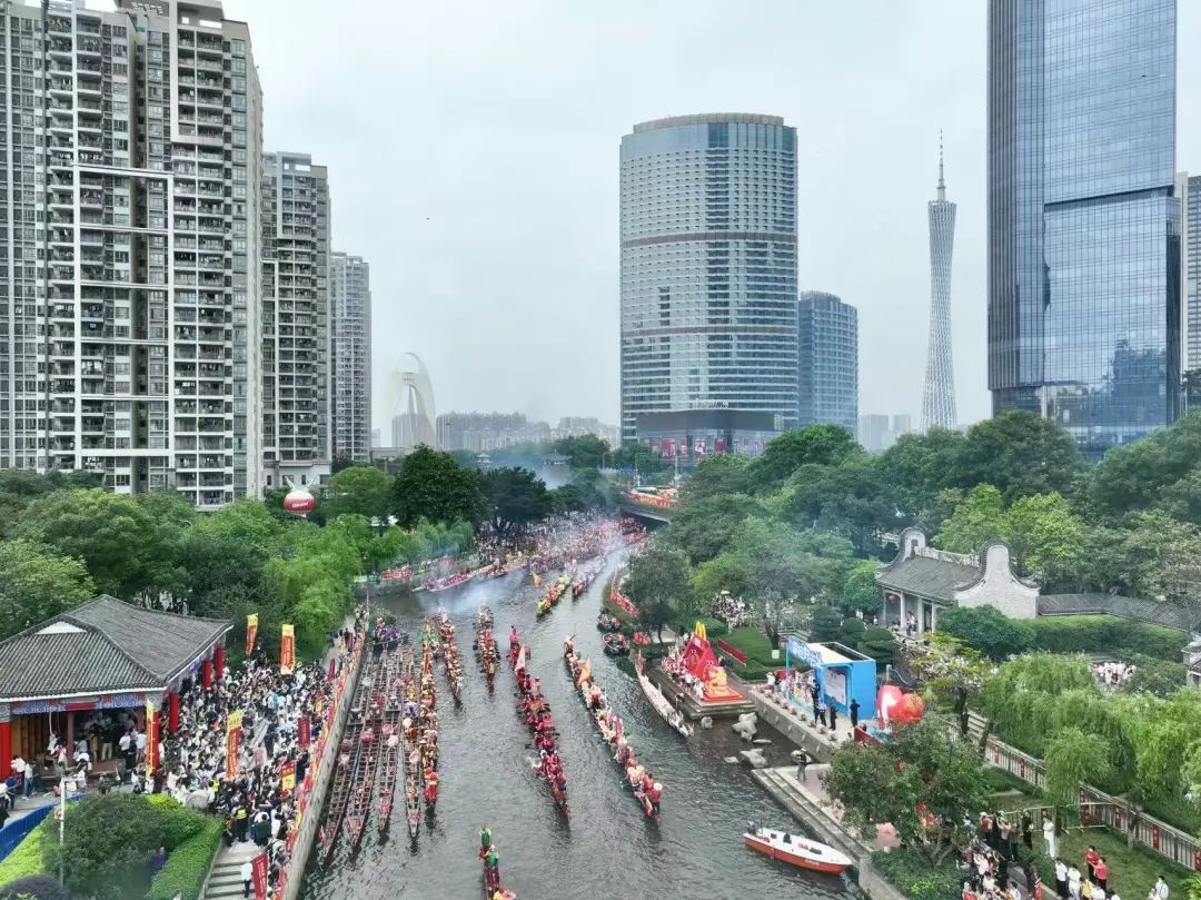 广州市中心“堵船”了！猎德村上演十年最大规模招景，150多条龙船穿越CBD，比过年还热闹