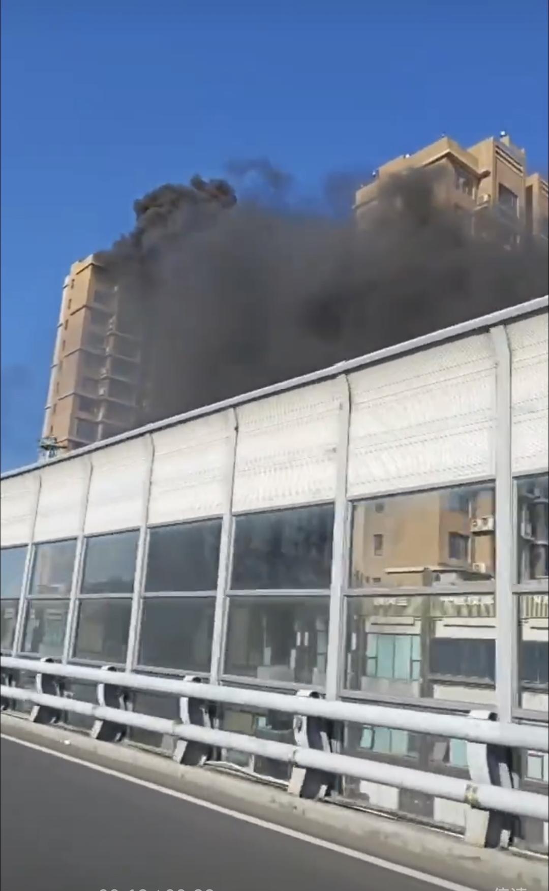 大连一小区起火，楼栋冒出浓烟 社区工作人员：无人员伤亡，事故原因还在调查
