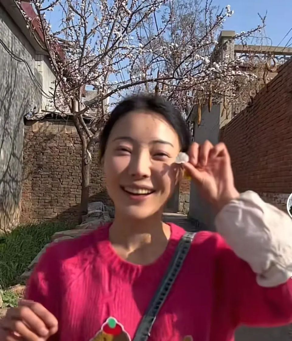 河南27岁女孩乡村卖货成百万粉丝网红，不少网友通过她的镜头看到家乡亲人