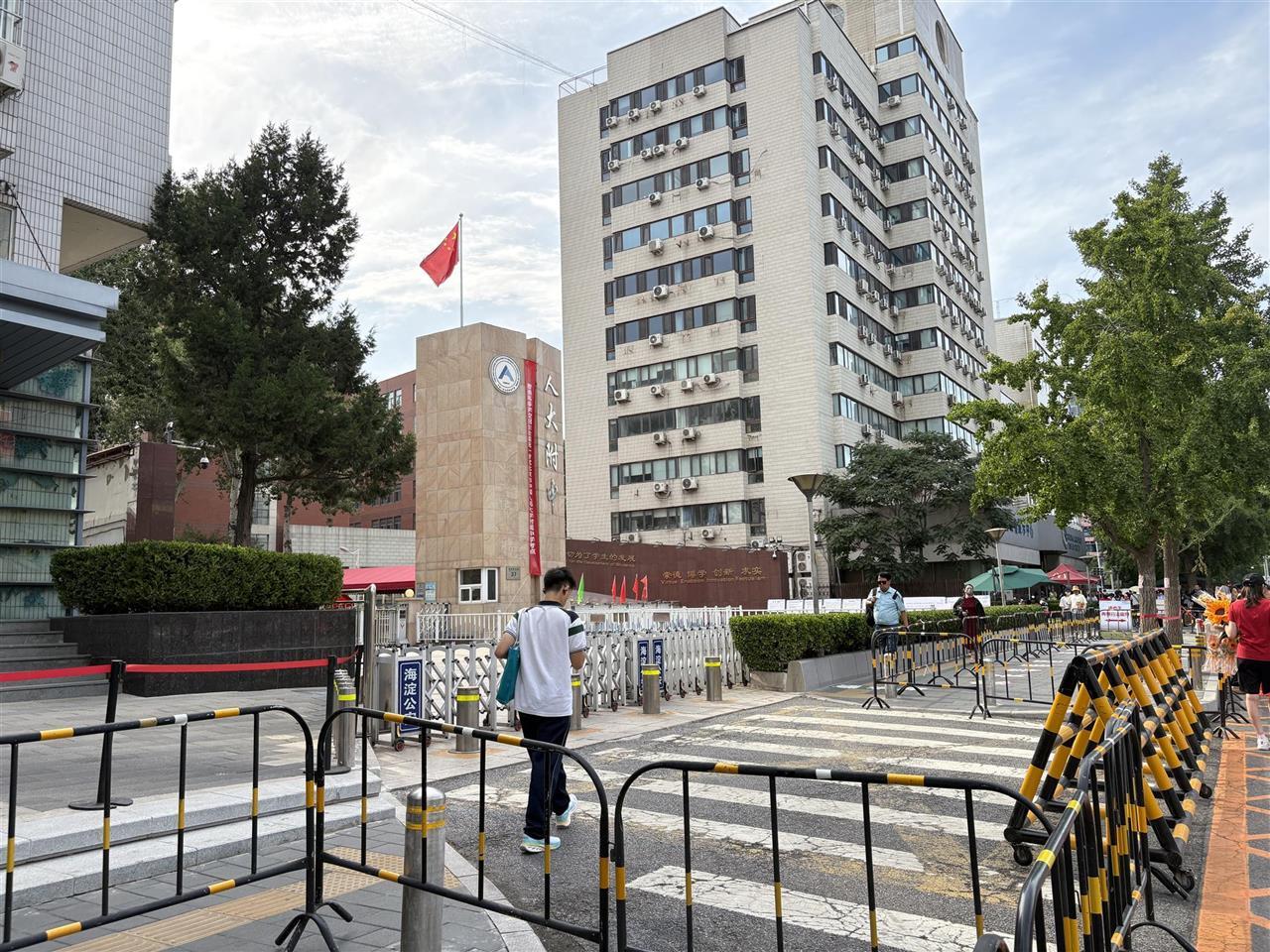 高考数学考试结束，北京人大附中考点学生：曲线题难度大、计算量大