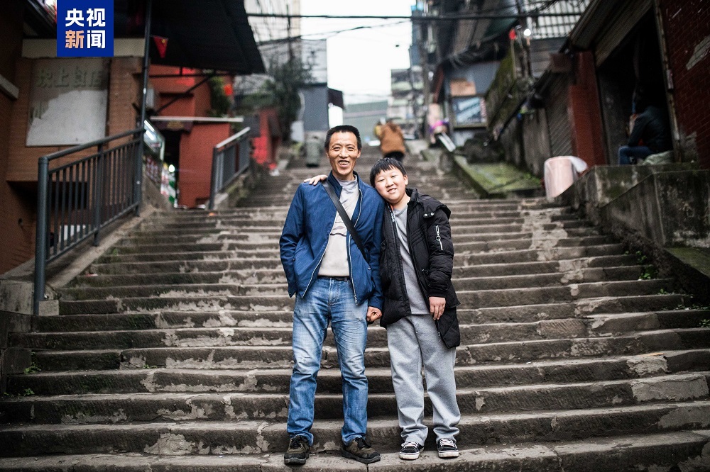 15年前，重庆“棒棒父子”刷屏全网，如今儿子高考结束，个头已超过父亲