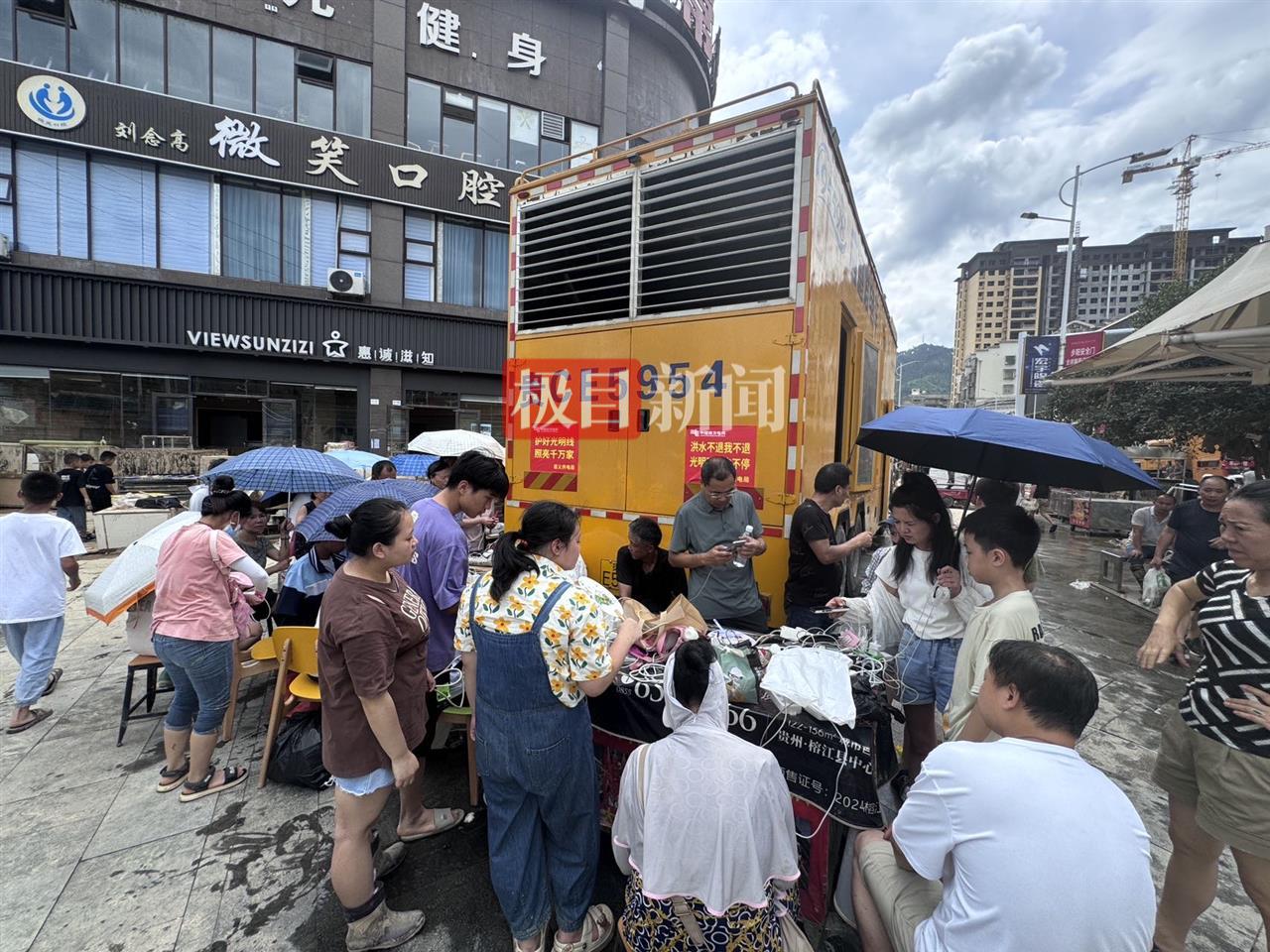 实探灾后榕江：县城最大商场抽排29小时后，积水仍有两米多深，商户自称损失几百万