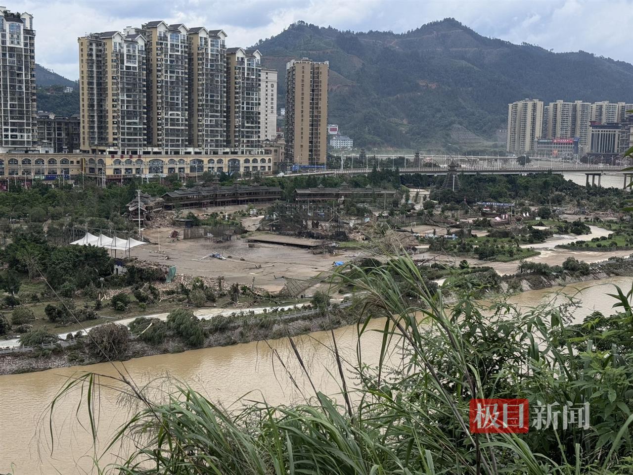 榕江特大洪水已致6人遇难，洪水退去次日部分小区仍断水断电，有车库积水两米深