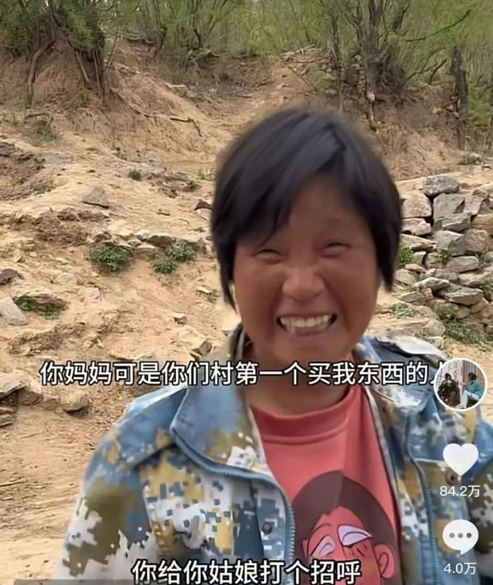 河南27岁女孩乡村卖货成百万粉丝网红，不少网友通过她的镜头看到家乡亲人