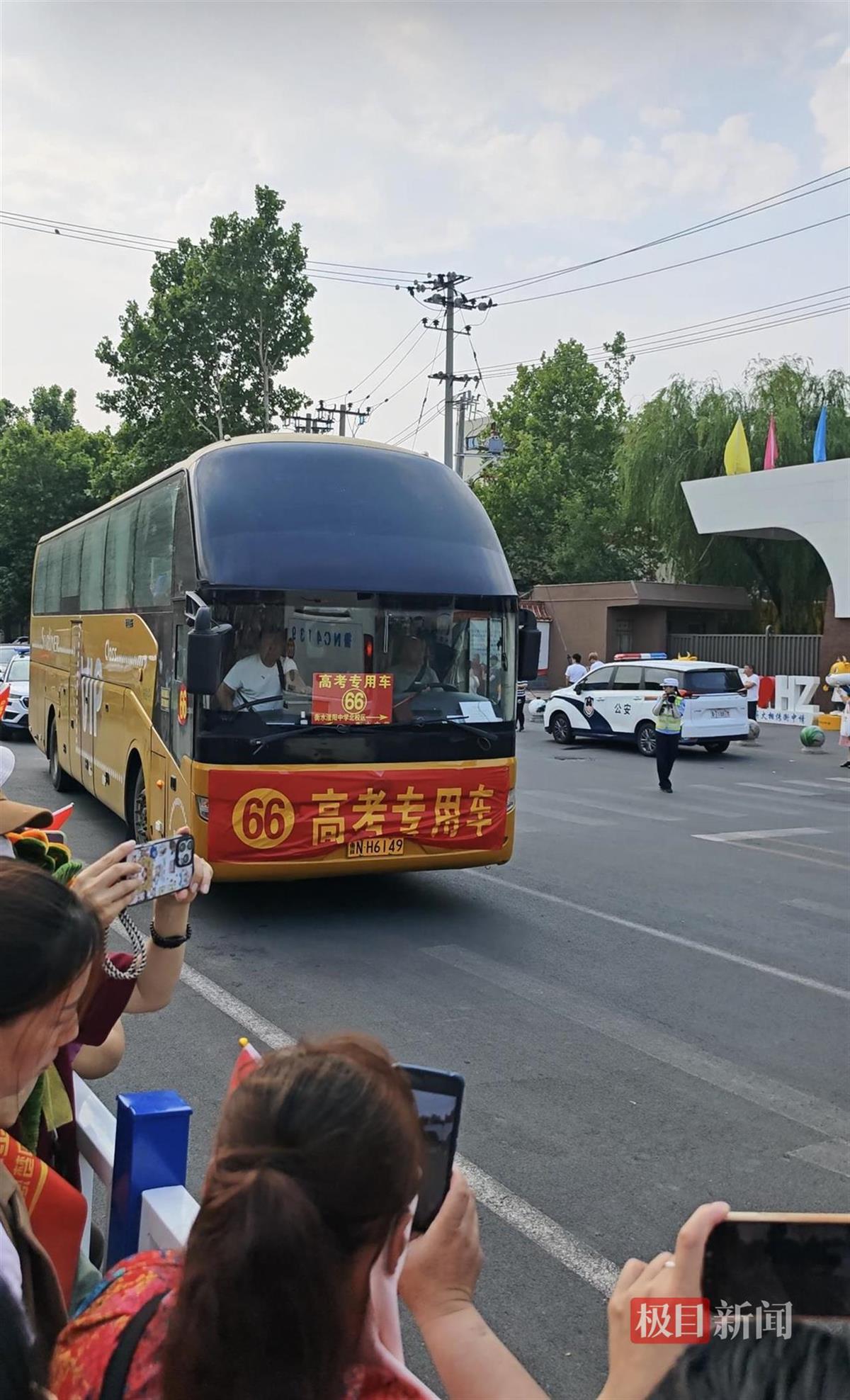 66辆送考大巴开赴河北衡水中学考点，车上有学生仍抓紧复习