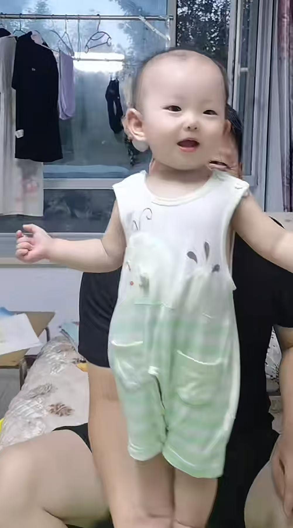 “掌上明珠具象化！”辽宁85后爸爸171条视频单手举娃：用臂膀托起女儿的童年时光