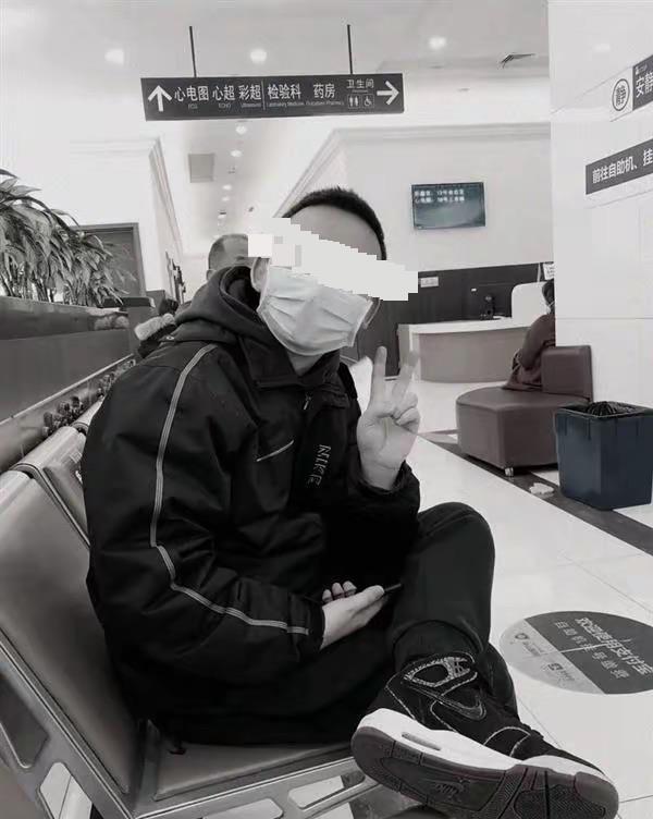 “错换人生28年”案开庭，许敏身穿黑衣一言未发进入法庭，姚策妻子和生父到场应诉