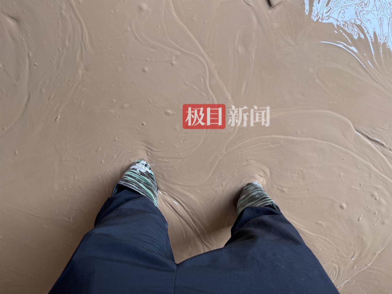 实探灾后榕江：县城最大商场抽排29小时后，积水仍有两米多深，商户自称损失几百万
