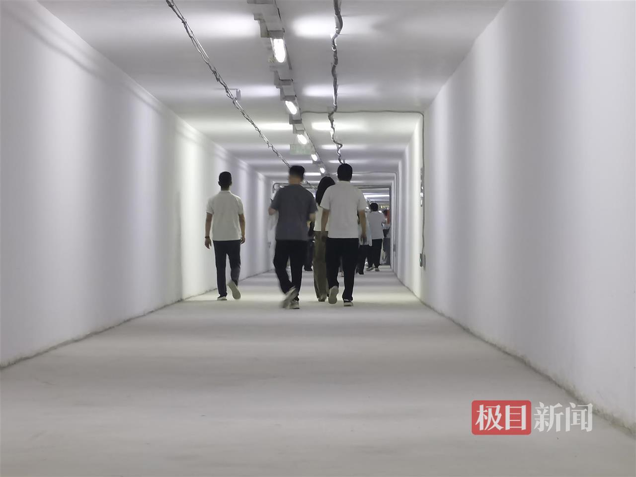 全国最长湖底隧道有21对逃生门，每隔200米有一对逃生门，遇烟火及渍水可从此逃生