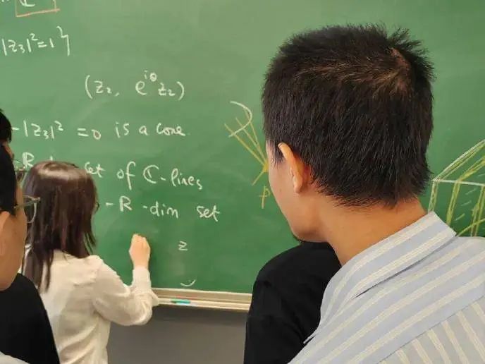 韦东奕听课吃饭被人围观，学者的尊严不该被流量裹挟