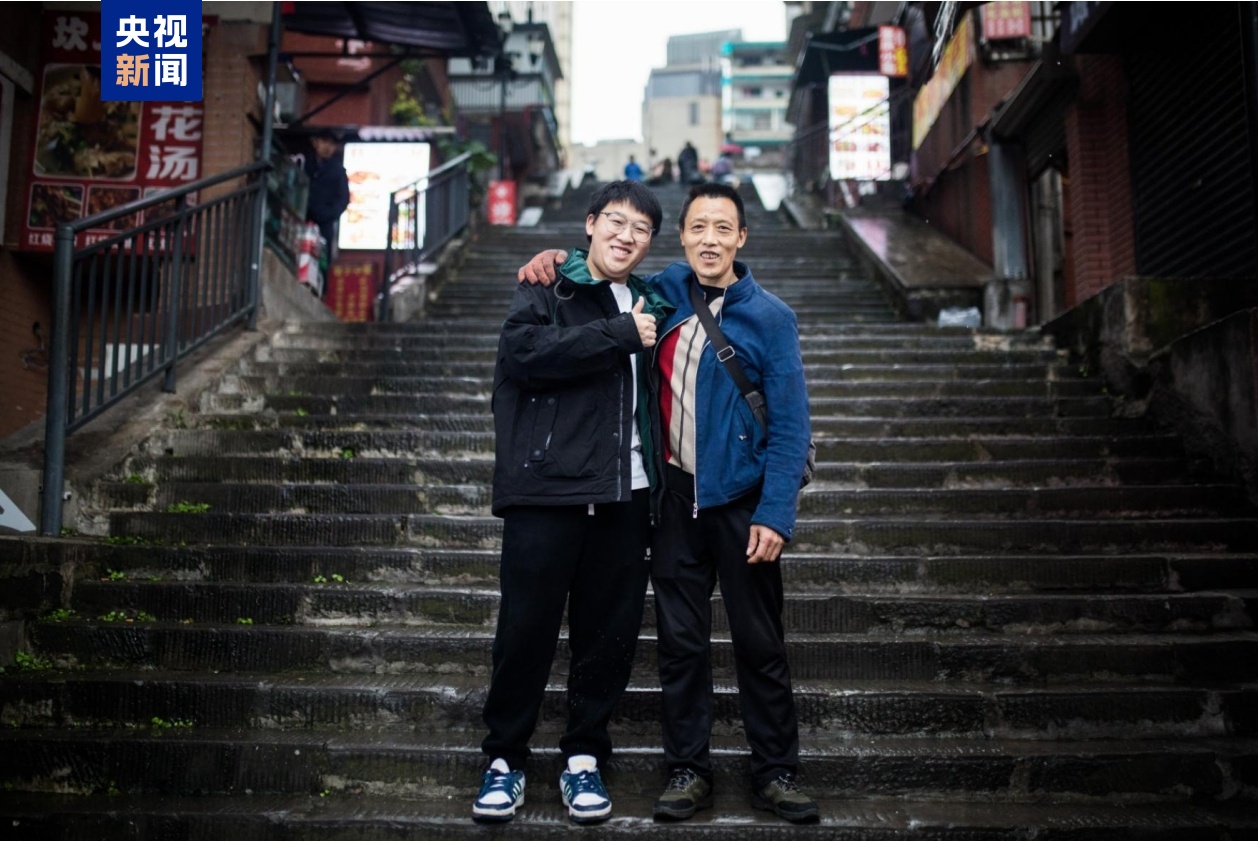 15年前，重庆“棒棒父子”刷屏全网，如今儿子高考结束，个头已超过父亲