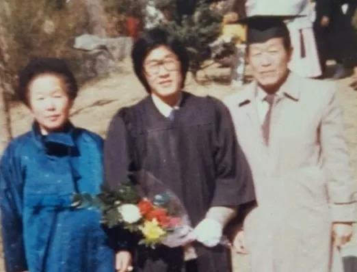 三战总统终成正果，草根逆袭的李在明能否治愈撕裂的韩国？