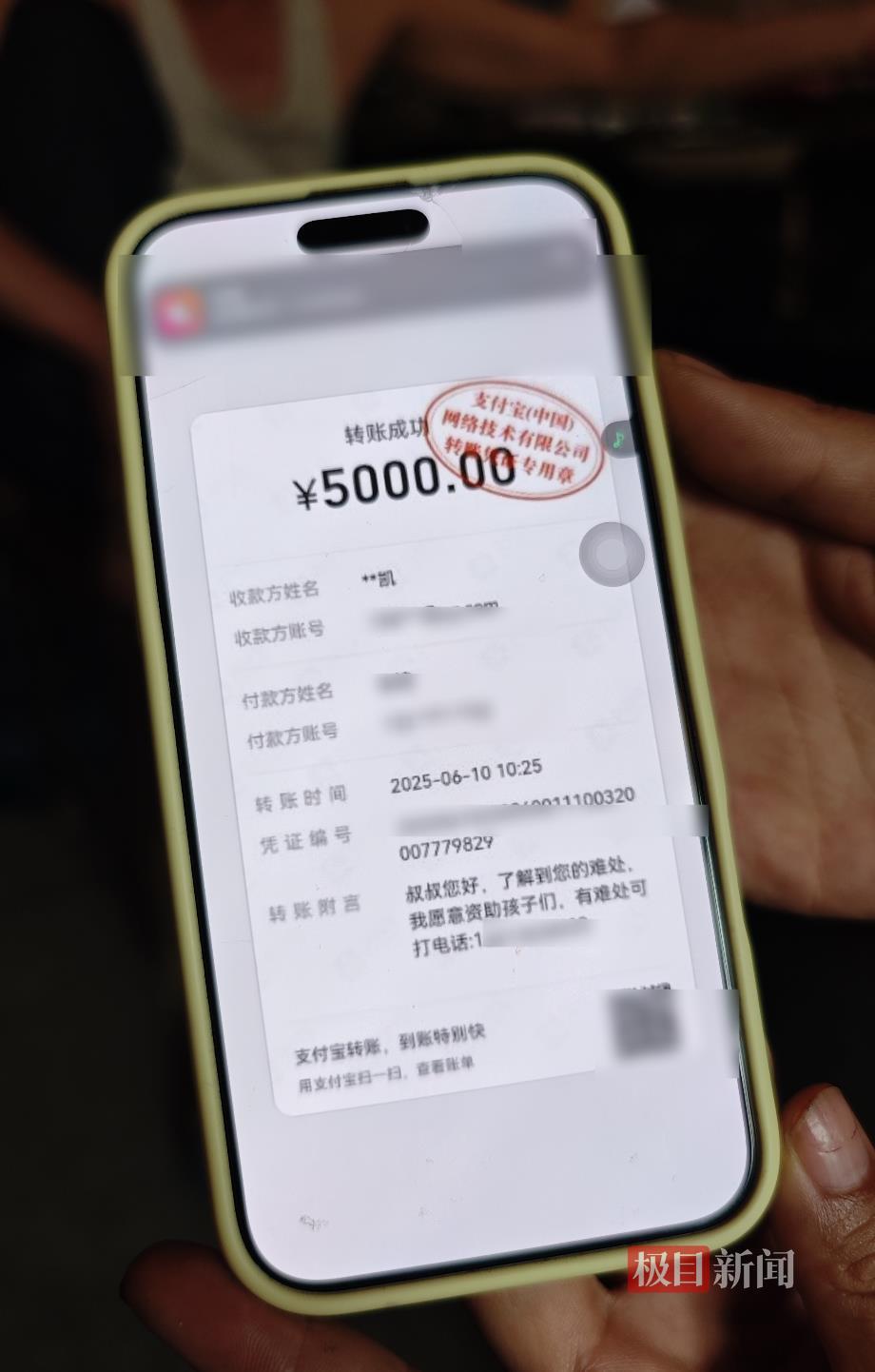 考场外跪谢爷爷的双胞胎兄弟高考成绩出炉，均超山东一段线，爷爷：孩子正选择院校，后续将申请助学贷款