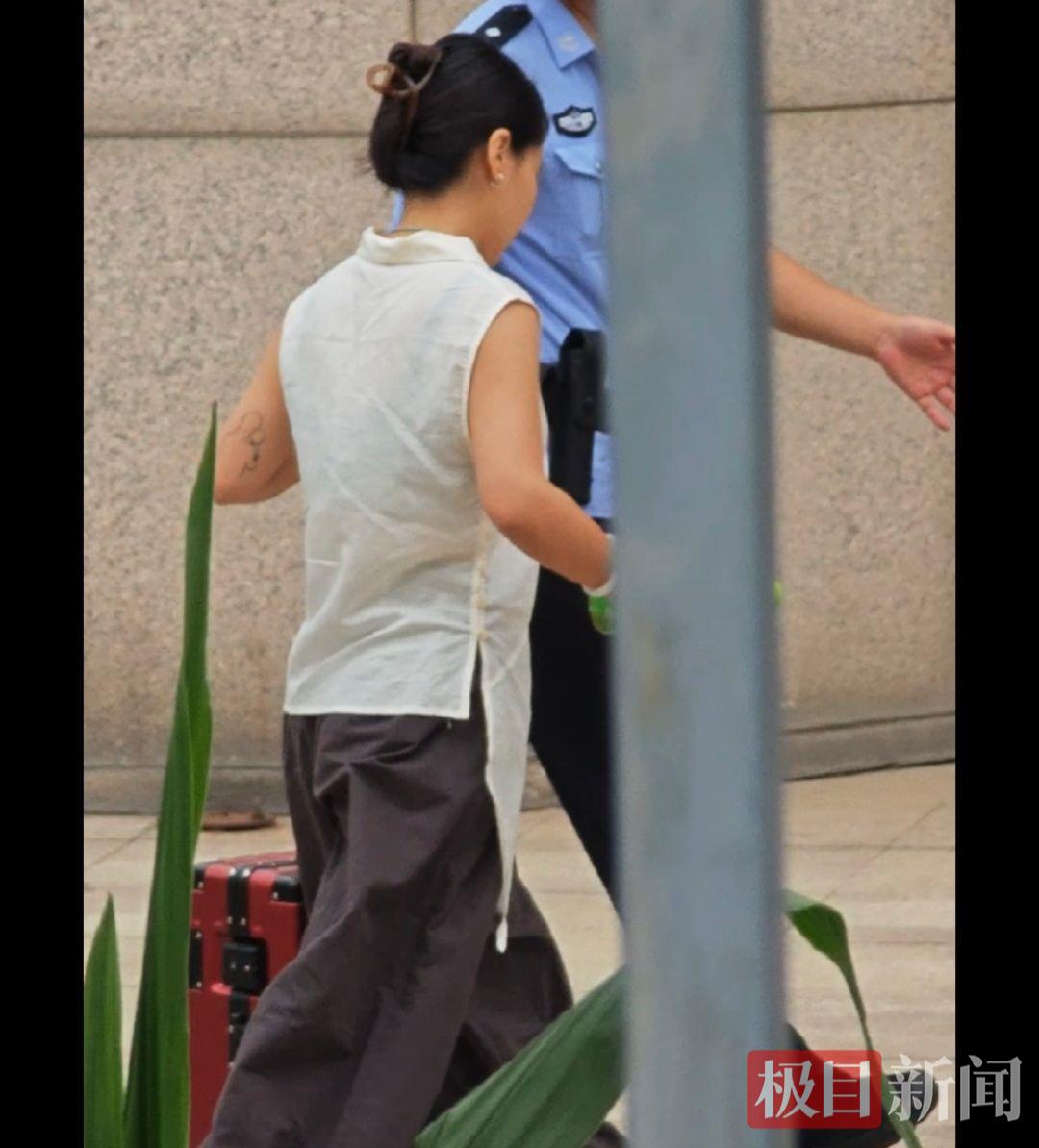 “错换人生28年”案开庭，许敏身穿黑衣一言未发进入法庭，姚策妻子和生父到场应诉